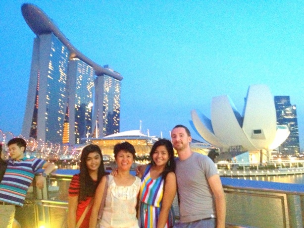 My niece EJ, Mamocka, me and Peter having the obligatory tourist photo infront of Marina Bay.